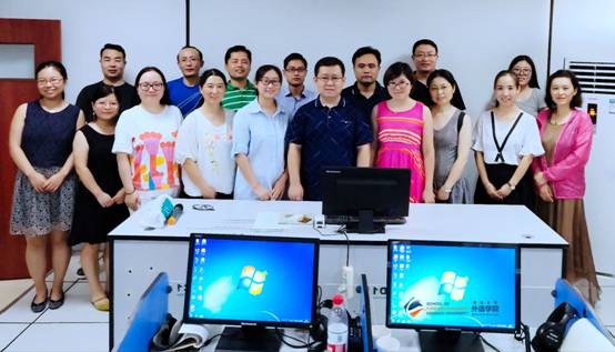 6 筆譯班學(xué)生與周興華老師合影.jpeg