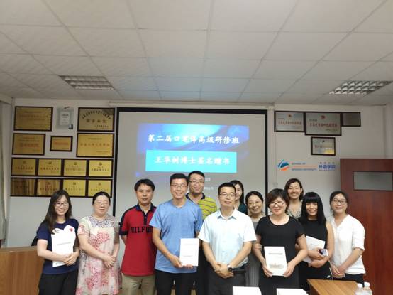 5 贈(zèng)書(shū)合影.jpeg